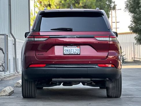 Used 2024 Jeep Grand Cherokee Altitude AWD/4WD image 5
