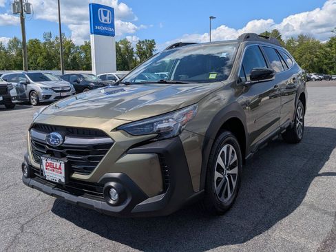 Used 2025 Subaru Outback Premium AWD/4WD image 3