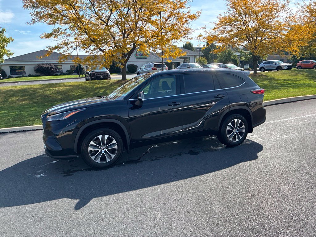 Used 2022 Toyota Highlander XLE AWD/4WD image 16