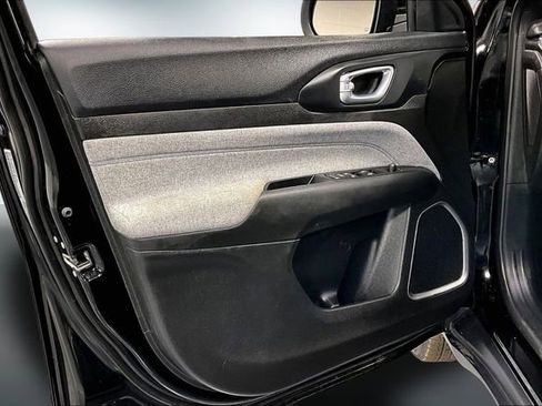 Used 2024 Jeep Compass Latitude image 20