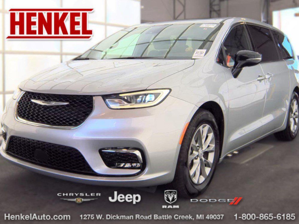 Used 2026 Chrysler Pacifica Limited FWD image 1