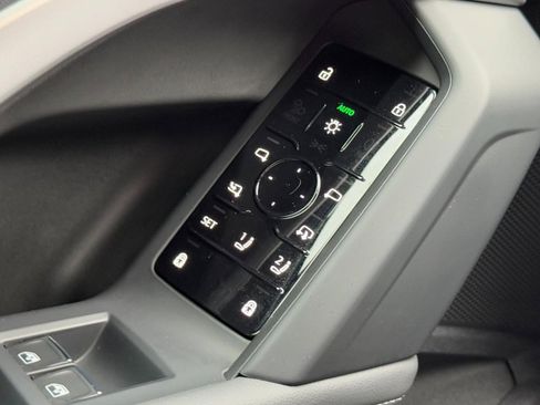 Used 2025 Audi Q5 Premium w/ Convenience Package image 16