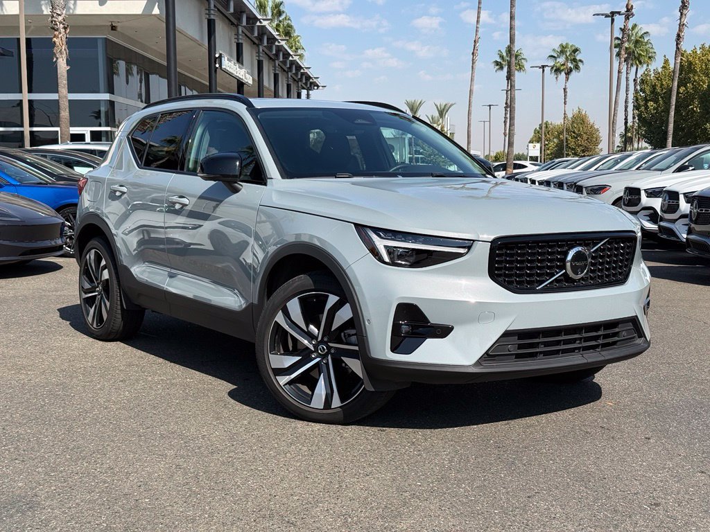 Used 2025 Volvo XC40 B5 Plus w/ Climate Package AWD/4WD image 1