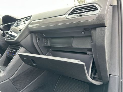 Used 2022 Volkswagen Tiguan SE image 32