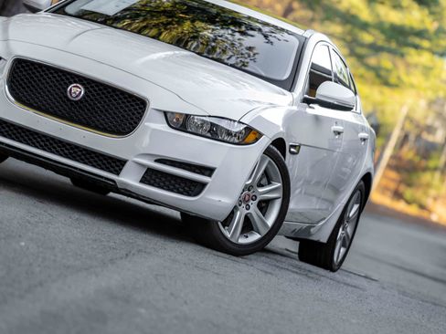 Used 2019 Jaguar XE Premium image 24