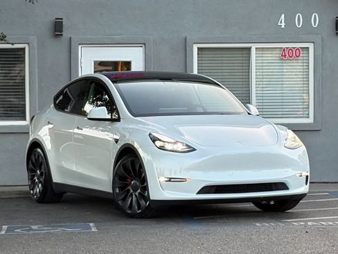Used 2023 Tesla Model Y Performance AWD/4WD image 3