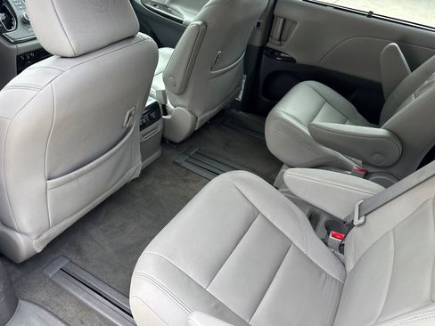Used 2018 Toyota Sienna XLE w/ XLE Navigation Package FWD image 27