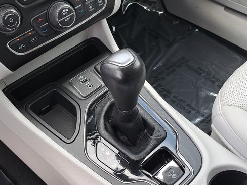 Used 2021 Jeep Cherokee Limited w/ Elite Package FWD image 25
