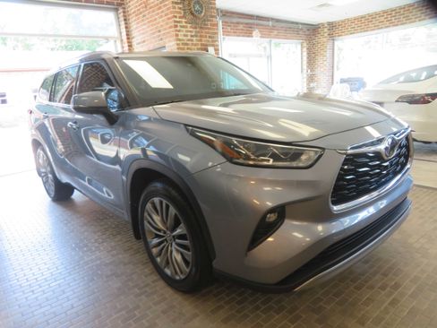 Used 2021 Toyota Highlander Platinum FWD image 3