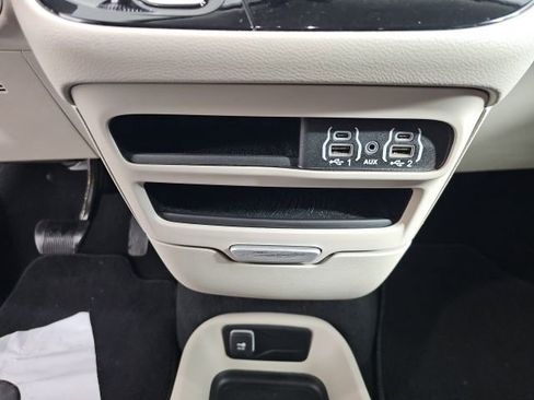 Used 2024 Chrysler Pacifica Touring-L image 22