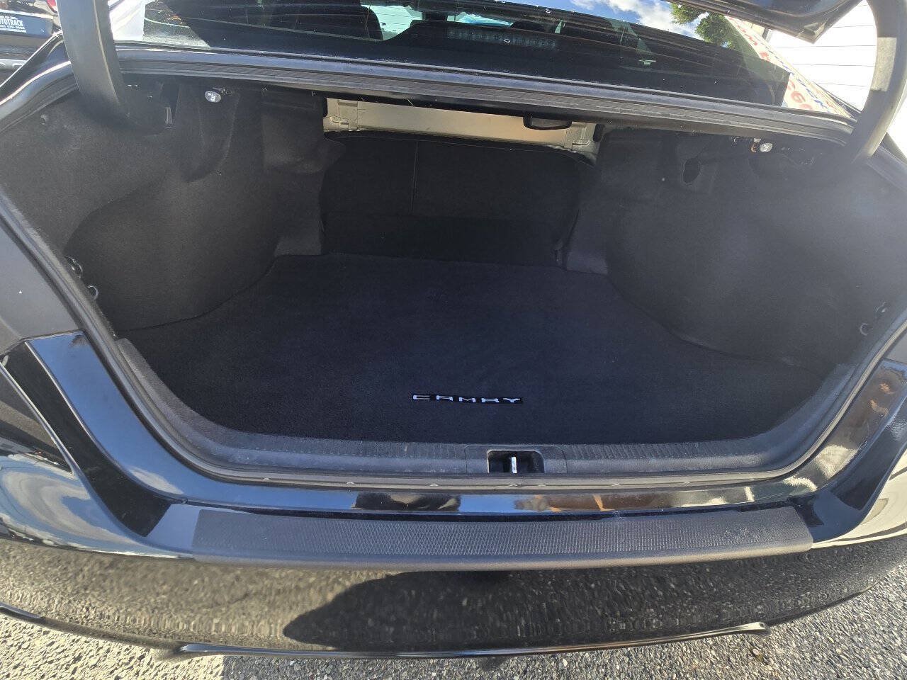 Used 2021 Toyota Camry SE w/ Carpet Mat Package (TMS) FWD image 6