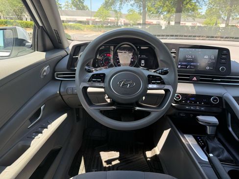 Used 2022 Hyundai Elantra SEL FWD image 13