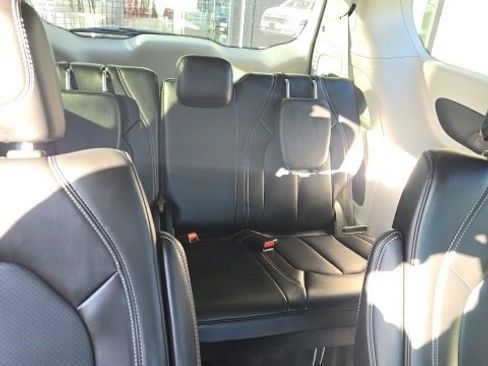 Used 2024 Chrysler Pacifica Touring-L image 28
