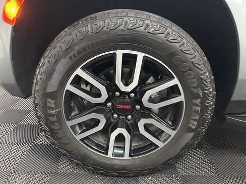 Used 2024 GMC Yukon AT4 w/ Technology Package AWD/4WD image 42