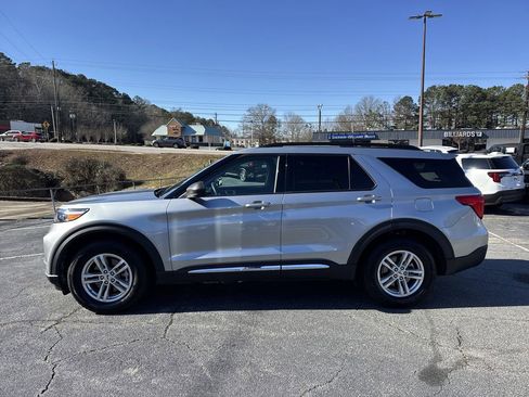 Used 2023 Ford Explorer XLT image 4