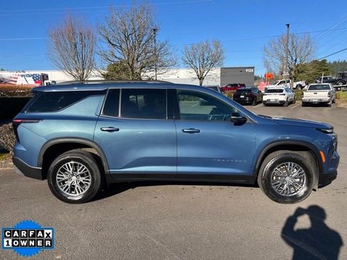 Used 2025 Chevrolet Traverse LT image 8