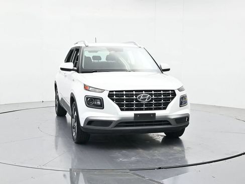 Used 2024 Hyundai Venue SEL FWD image 4