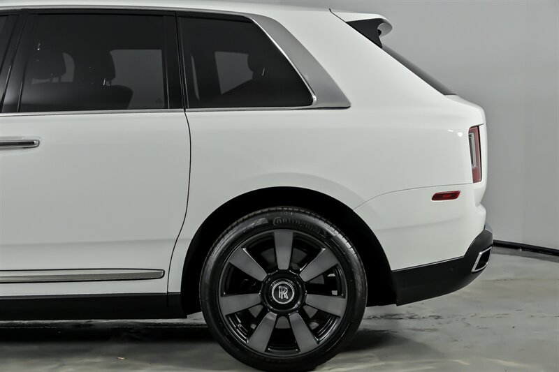 Used 2023 Rolls-Royce Cullinan w/ Leather Finishing Pack AWD/4WD image 8