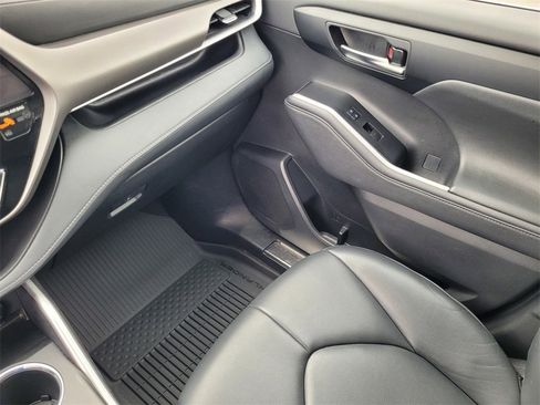 Used 2023 Toyota Highlander XLE image 14