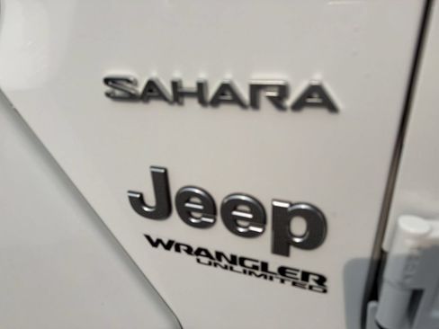 Used 2018 Jeep Wrangler Unlimited Sahara AWD/4WD image 15