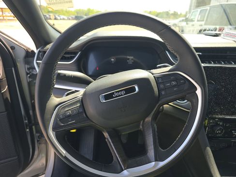 Used 2024 Jeep Grand Cherokee L Limited w/ Luxury Tech Group II image 11