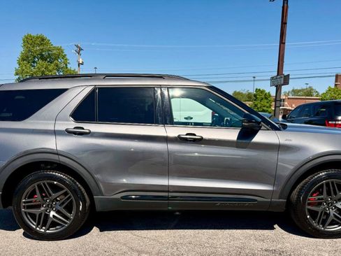 Used 2025 Ford Explorer ST-Line w/ ST-Line Street Pack AWD/4WD image 9