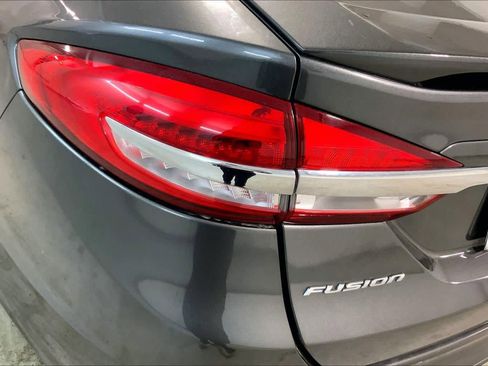 Used 2017 Ford Fusion SE w/ Equipment Group 201A image 28