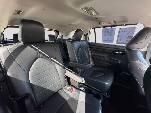 Used 2023 Toyota Highlander XLE AWD/4WD image 30