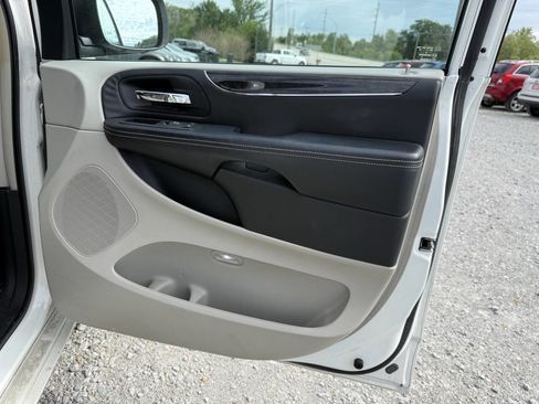 Used 2013 Chrysler Town & Country Touring-L w/ Driver Convenience Group FWD image 14