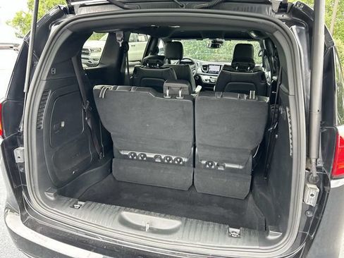 Used 2018 Chrysler Pacifica Limited w/ Advanced Safetytec Group FWD image 11