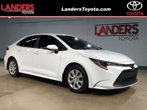 Used 2022 Toyota Corolla LE FWD image 1