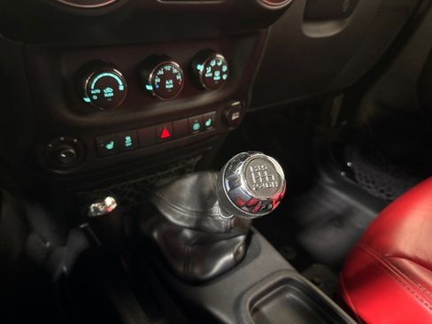 Used 2015 Jeep Wrangler Unlimited Rubicon image 26