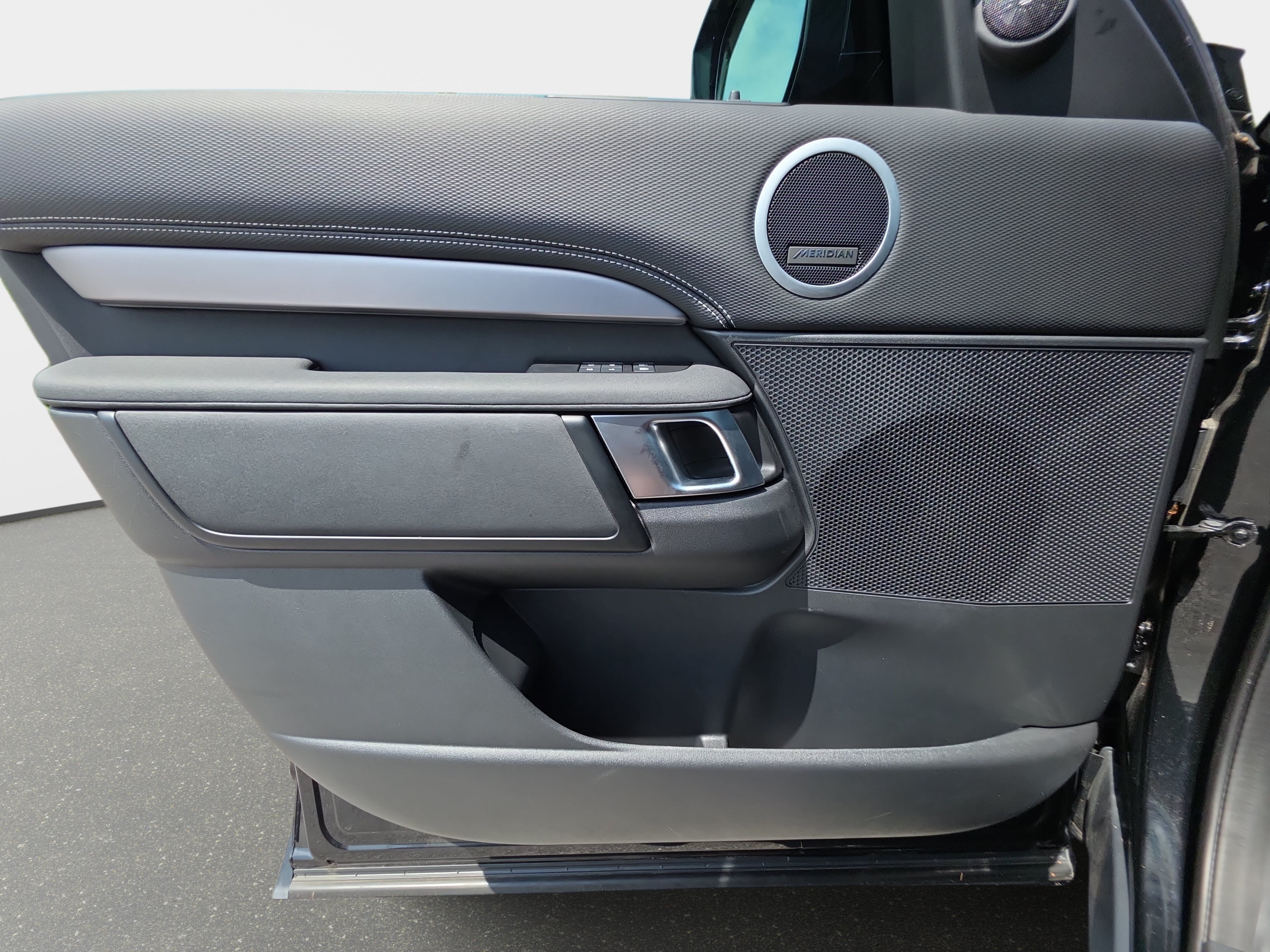 Certified 2025 Land Rover Discovery Dynamic SE AWD/4WD image 29