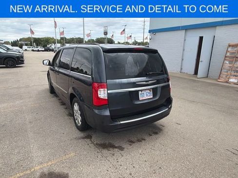 Used 2014 Chrysler Town & Country Touring FWD image 9