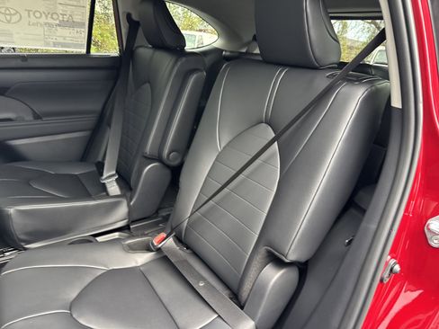 New 2026 Toyota Highlander XLE image 25