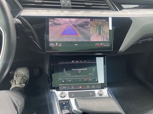 Used 2022 Audi e-tron Premium image 3