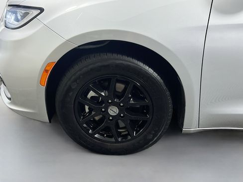 Used 2024 Chrysler Pacifica Touring-L image 13