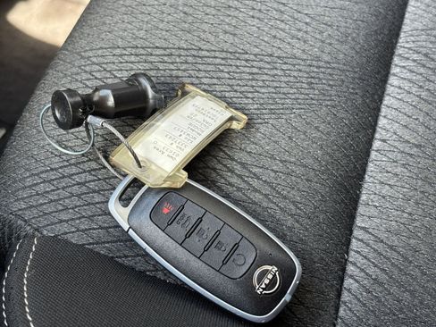 Used 2025 Nissan Rogue SV FWD image 22