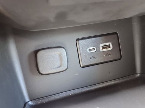 Used 2023 GMC Acadia SLE w/ Driver Convenience Package image 8