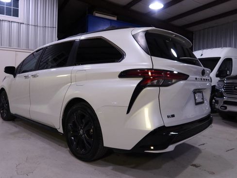 Used 2023 Toyota Sienna XSE image 3