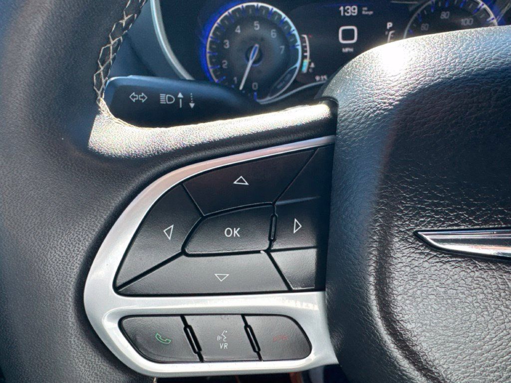 Used 2025 Chrysler Pacifica Select FWD image 16
