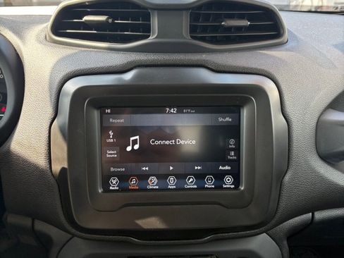 Used 2018 Jeep Renegade Altitude FWD image 31