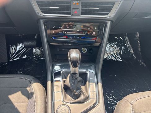 Used 2025 Volkswagen Taos SE image 11