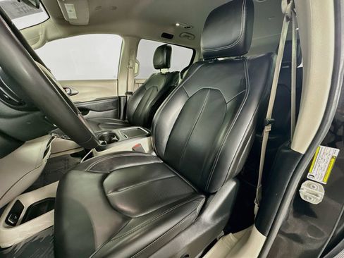 Used 2023 Chrysler Pacifica Touring-L FWD image 21