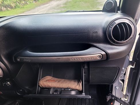 Used 2013 Jeep Wrangler Sport AWD/4WD image 29