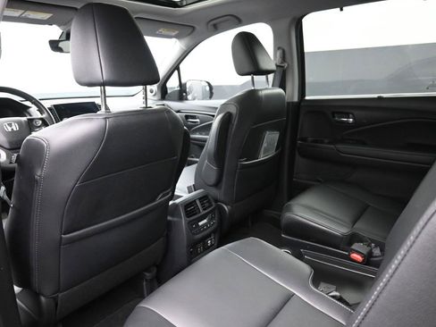 Used 2019 Honda Pilot Touring image 2