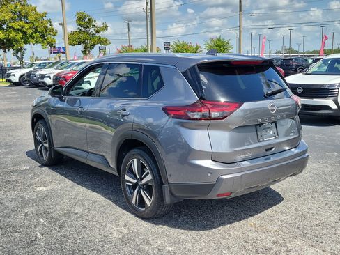 Certified 2025 Nissan Rogue SL w/ SL Premium Package FWD image 8