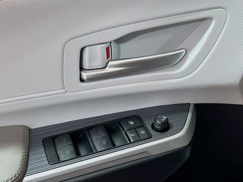 New 2026 Toyota Sienna XLE FWD image 18