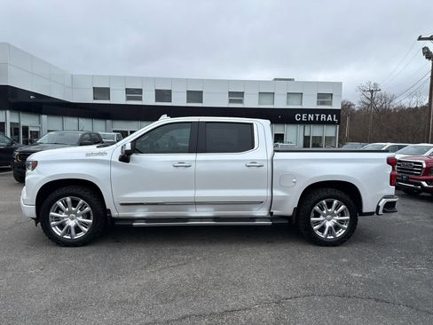 Used 2022 Chevrolet Silverado 1500 High Country w/ High Country Premium Package AWD/4WD image 2