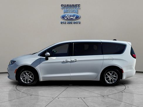 Used 2023 Chrysler Pacifica Touring-L image 9
